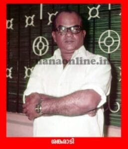 വേലിയില് കിടന്ന പാമ്പിനെ എടുത്ത് തോളത്തിട്ട രണ്ടുപേര്
