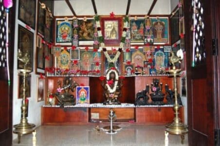 ചിരിക്കും ദൈവങ്ങള് – കഥ